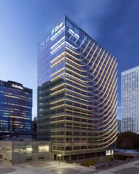 Expertos de Hámelin Creative haciendo consultoría de marca para un cliente de España