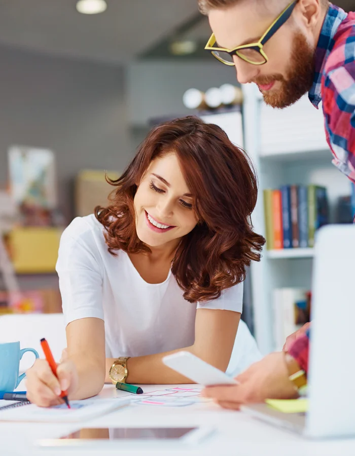 Imagen de un cliente de startups acompañado por un profesional del diseño gráfico y la identidad visual en Madrid.