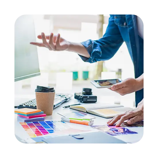 Imagen que representa el diseño de identidad visual para marcas y empresas, mostrando elementos gráficos coherentes aplicados a distintos soportes.