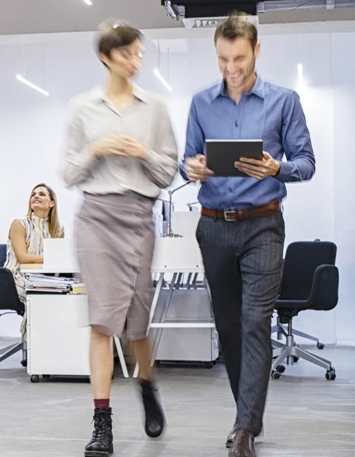 Representación visual de una consultora de gestión de redes sociales en Madrid, con un consultor explicando ideas a un cliente.