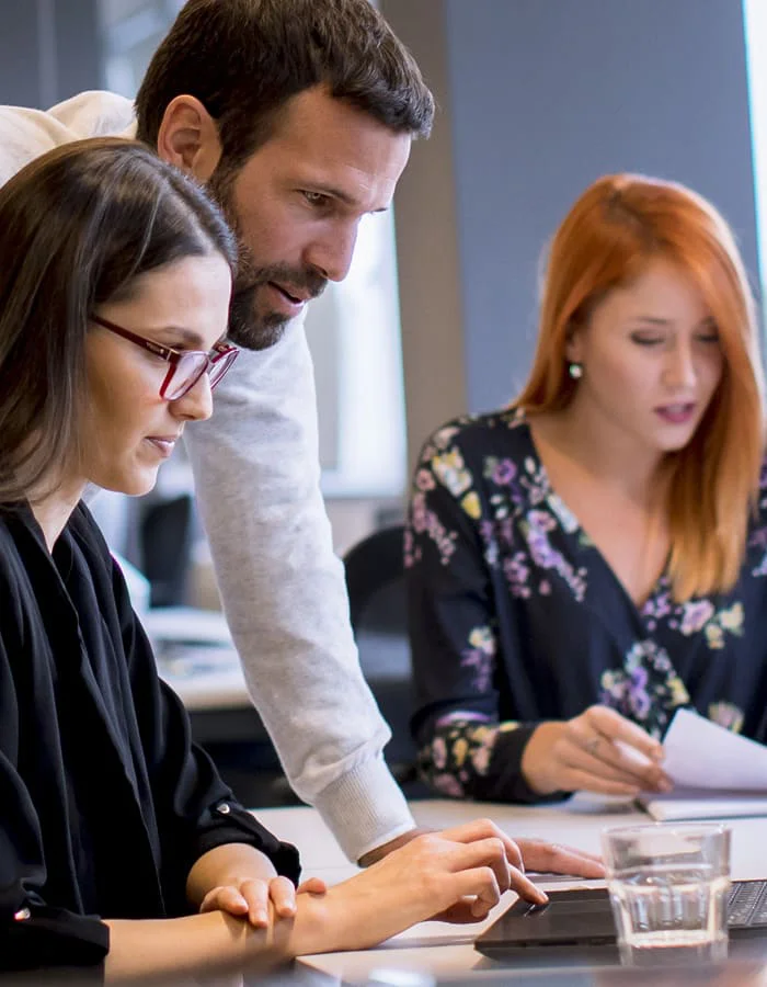 Imagen de una empresa de marketing madrileña, con profesionales colaborando en una sala de reuniones.