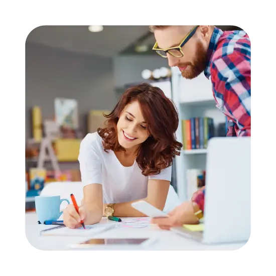 Imagen de una agencia creativa, mostrando a expertos realizando consultorÍa de marca en Madrid.