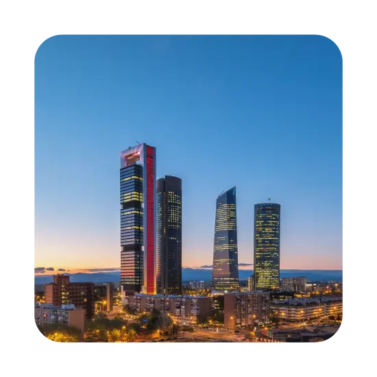 Diseño que ilustra una agencia de diseño gráfico en Madrid, con ideas saliendo de redes sociales en un móvil.